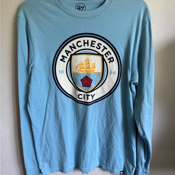 Men’s S ‘47 Brand Light Blue Manchester United Graphic Print Ling Sleeve Shirt - Picture 1 of 7